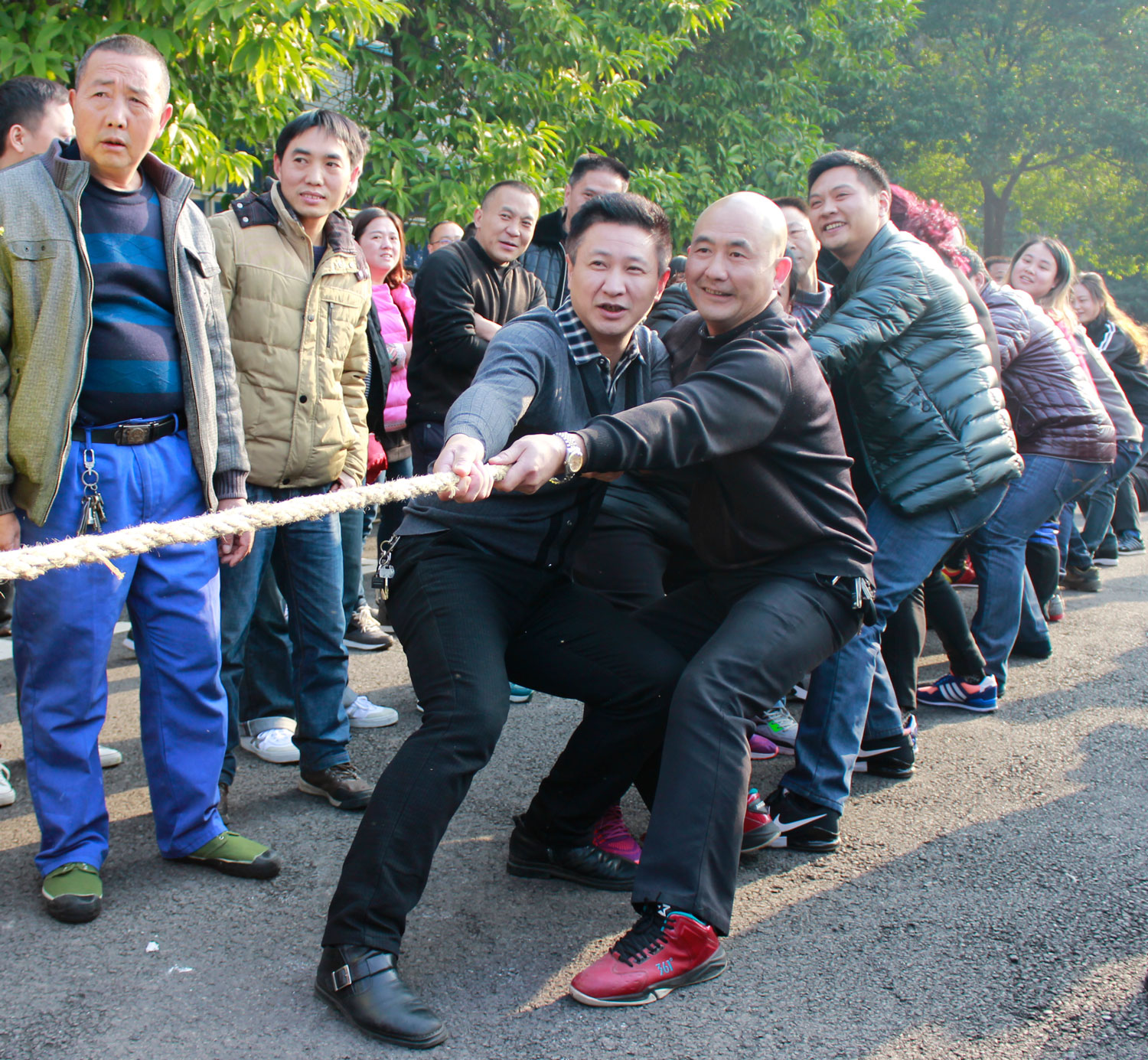 斗志昂揚(yáng)共拔河 齊心協(xié)力創(chuàng)佳績(jī)